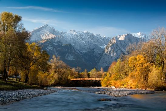 TS_0025 Herbststimmung an der Loisach mit Zugspitze